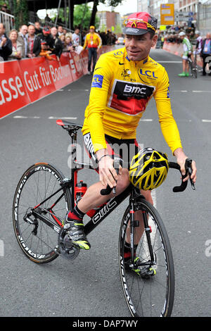 Vainqueur du Tour de France Cadel Evans (Australie) est photographié peu avant la course sur route Sparkassen Giro à Bochum, Allemagne, 30 juillet 2011. Selon les organisateurs, c'était la dernière exécution publique de l'Australien à l'Allemagne à une course cycliste après le Tour de France. Photo : Marius Becker Banque D'Images