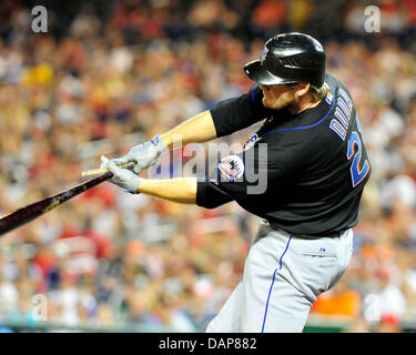 New York Mets droit fielder Lucas Duda (21) bat se casse dans ses mains comme il le motif dans un double jeu dans la septième manche contre les Nationals de Washington au Championnat National Park de Washington, D.C. le samedi 30 juillet 2011. Les nationaux a gagné le match 3 - 0..Credit : Ron Sachs / CNP.(RESTRICTION : NO New York ou le New Jersey Journaux ou journaux dans un rayon de 75 km de nouveau Banque D'Images