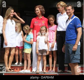 La Reine Sofia d'Espagne (C) pose à côté (à partir de la L-R) La Princesse Letizia, ses petites-filles Sofia, Irene, Leonor et Victoria Federica, sa fille la princesse Cristina et son fils le Prince Felipe le deuxième jour de la 30e édition de la Copa del Rey à Palma de Majorque, Espagne, le 2 août 2011. La régate de voile commence à l'El Real Club Nautico de Palma. Photo : Albert Nieboer SW Banque D'Images