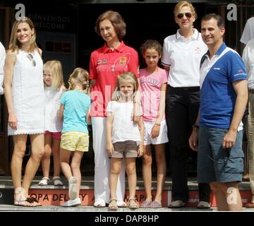 La Reine Sofia d'Espagne (C) pose à côté (à partir de la L-R) La Princesse Letizia, ses petites-filles Sofia, Irene, Leonor et Victoria Federica, sa fille la princesse Cristina et son fils le Prince Felipe le deuxième jour de la 30e édition de la Copa del Rey à Palma de Majorque, Espagne, le 2 août 2011. La régate de voile commence à l'El Real Club Nautico de Palma. Photo : Patrick van Katwi Banque D'Images