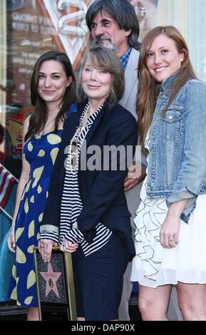 L'actrice Sissy Spacek (C) est rejoint par par mari Jack Fisk, filles Madison Fisk et Schuyler Fisk comme elle reveives une nouvelle étoile sur le Hollywood Walk of Fame à Los Angeles, USA, le 01 août, 2011. Photo : Hubert Boesl Banque D'Images