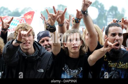 Heavy metal fans cheer pendant le premier concert dans le cadre de la metal festival à Wacken, Allemagne, 4 août 2011. Plus de 75 000 visiteurs sont attendus pour le Wacken Open Air, le plus grand festival de heavy metal. Photo : Carsten Rehder Banque D'Images