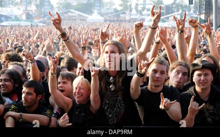 Fans cheer pendant le premier concert du festival heavy metal à Wacken, Allemagne, 4 août 2011. Plus de 75 000 visiteurs sont attendus pour le Wacken Open Air, le plus grand festival de heavy metal. Photo : Carsten Rehder Banque D'Images