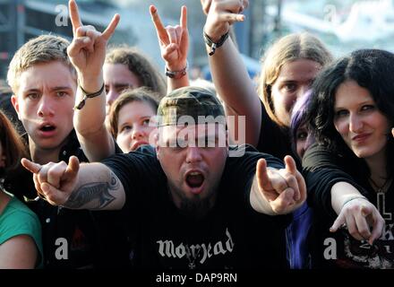 Fans cheer pendant le premier concert du festival heavy metal à Wacken, Allemagne, 4 août 2011. Plus de 75 000 visiteurs sont attendus pour le Wacken Open Air, le plus grand festival de heavy metal. Photo : Carsten Rehder Banque D'Images