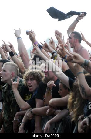 Fans cheer pendant le premier concert du festival heavy metal à Wacken, Allemagne, 4 août 2011. Plus de 75 000 visiteurs sont attendus pour le Wacken Open Air, le plus grand festival de heavy metal. Photo : Carsten Rehder Banque D'Images