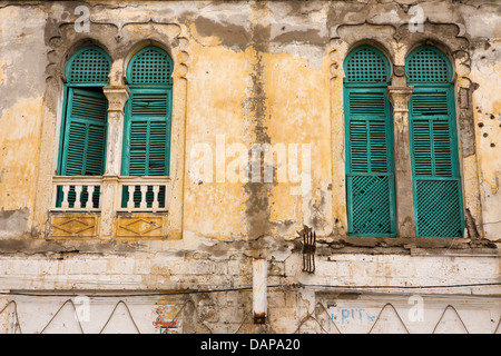 L'Afrique, l'Érythrée, Massawa, Vieille Ville, volets en bois peint en vert de style ottoman chambre voûtée windows Banque D'Images