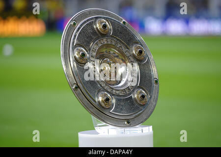 Le trophée de champion de la Bundesliga est sur l'écran avant le match de football de la Bundesliga entre vs Borussia Dortmund Hambourg SV au stade Signal-Iduna Park à Dortmund, en Allemagne, 5 août 2011. Photo : Revierfoto Banque D'Images