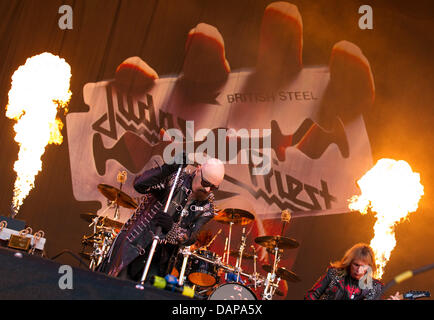 Rob Halford (L-R), chanteur, et Glenn Tipton, guitariste du groupe britannique Judas Priest effectuer à l'Open Air Festival de Wacken, en Allemagne, 05 août 2011. Plus de 75 000 visiteurs sont attendus à l'air libre de wacke (WAO), le plus grand festival de heavy metal. Photo : FRISO GENTSCH Banque D'Images