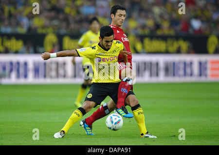 Dortmund Ilkay Gundogan de luttes pour la balle avec Hambourg, Gojko Pansion Budja (derrière) au cours de la Bundesliga allemande match Borussia Dortmund vs Hambourg SV au Signal Iduna Park de Dortmund, Allemagne, 05 août 2011. Photo : Revierphoto Banque D'Images