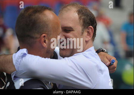 L'entraîneur-chef Hoffenheim Holger Stanislawski (L) directeur sportif d'Hanovre le saluent avant de la Bundesliga match Hanovre 96 vs 1899 Hoffenheim à l'AWD-Arena à Hanovre, Allemagne, 06 août 2011. Photo : PETER STEFFEN (ATTENTION : EMBARGO SUR LES CONDITIONS ! Le LDF permet la poursuite de l'utilisation des images dans l'IPTV, les services mobiles et autres technologies nouvelles seulement au plus tôt Banque D'Images