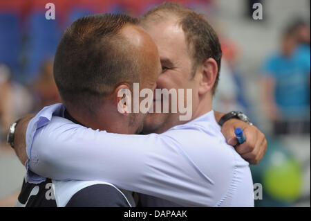 L'entraîneur-chef Hoffenheim Holger Stanislawski (L) directeur sportif d'Hanovre le saluent avant de la Bundesliga match Hanovre 96 vs 1899 Hoffenheim à l'AWD-Arena à Hanovre, Allemagne, 06 août 2011. Photo : PETER STEFFEN (ATTENTION : EMBARGO SUR LES CONDITIONS ! Le LDF permet la poursuite de l'utilisation des images dans l'IPTV, les services mobiles et autres technologies nouvelles seulement au plus tôt Banque D'Images