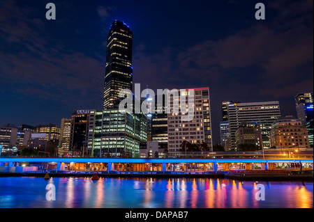 Une nuit d'été sur la rivière Yarra, au centre-ville de Melbourne, Australie. Banque D'Images