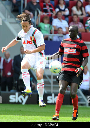 L'Augsbourg Paul Verhaegh (L) rivalise pour le bal avec Fribourg Buundesliga Cedrick Makiadi durant la match FC Augsburg contre SC Freiburg au SGL-Arena à Augsburg, Allemagne, 06 août 2011. Photo : Stefan Udry Banque D'Images