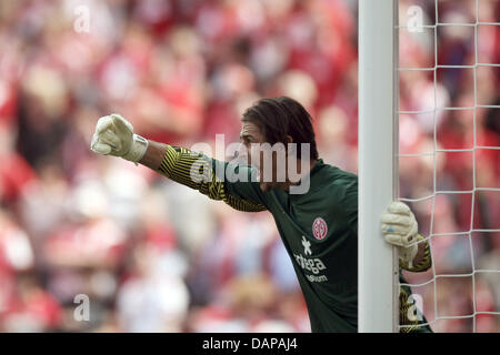 Mainz' gardien Heinz Mueller cheers après le 1-0 but pour son équipe pendant le match de Bundesliga FSV Mainz 05 vs Bayer 04 Leverkusen à l'arène de la Coface à Mainz, Allemagne, 07 août 2011. Photo : Fredrik von Erichsen (ATTENTION : EMBARGO SUR LES CONDITIONS ! Le LDF permet la poursuite de l'utilisation des images dans l'IPTV, les services mobiles et autres technologies nouvelles qu'au plus tôt deux Banque D'Images