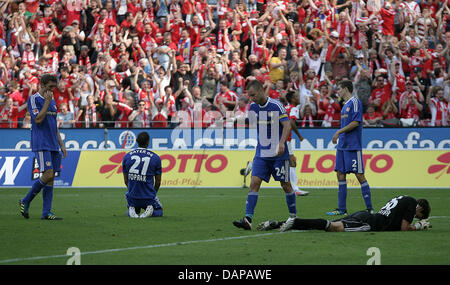 Les joueurs de Leverkusen voir déçu après le propre but de Toprak (2-L) au cours de la Bundesliga match FSV Mainz 05 vs Bayer 04 Leverkusen à l'arène de la Coface à Mainz, Allemagne, 07 août 2011. Mayence a remporté le match 2-0. Photo : Fredrik von Erichsen (ATTENTION : EMBARGO SUR LES CONDITIONS ! Le LDF permet la poursuite de l'utilisation des images dans l'IPTV, les services mobiles et autres technologies nouvelles Banque D'Images