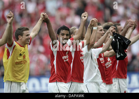 L'équipe de Mayence cheers après avoir remporté le match de Bundesliga FSV Mainz 05 vs Bayer 04 Leverkusen à l'arène de la Coface à Mainz, Allemagne, 07 août 2011. Mayence a remporté le match 2-0. Photo : Fredrik von Erichsen(ATTENTION : EMBARGO SUR LES CONDITIONS ! Le LDF permet la poursuite de l'utilisation des images dans l'IPTV, les services mobiles et autres technologies nouvelles qu'au plus tôt deux heures après la fin o Banque D'Images