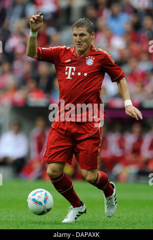 Bastian Schweinsteiger de Munich passe le ballon au cours de la Bundesliga match FC Bayern Munich vs Borussia Moenchengladbach à l'Allianz Arena de Munich, Allemagne, 07 août 2011. Moechengladbach a gagné par 1-0. Photo : Andreas Gebert Banque D'Images