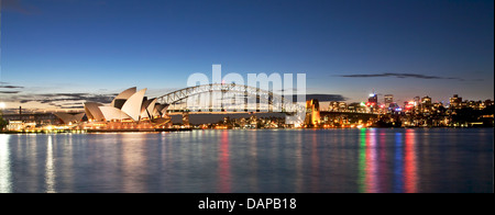 Le port de Sydney avec bridge, l'Opera House et North Sydney, en vue. Prises au crépuscule Banque D'Images