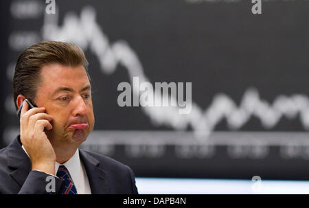 Un marché boursier trader parle au téléphone et des gestes à la bourse de Francfort, Allemagne, le 8 août 2011. Le déclassement de l'USA a largement influencé l'évolution de la bourse. Photo : Frank Rumpenhorst Banque D'Images