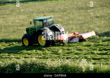 Couper l'herbe tracteur agricole à Sussex England UK Banque D'Images