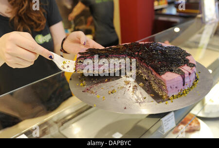 Le gâteau offre du premier supermarché vegan d'Europe 'Veganz' est photographié à la Schivelbeiner Strasse à Berlin-Prenzlauer Berg, Allemagne, 09 août 2011. Le marché offre de 6 000 produits provenant de plus de 70 entreprises dans le monde entier. Photo : Jens Kalaene Banque D'Images