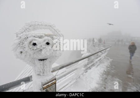 Un télescope qui est couverte de neige ressemble à un visage amical au sommet de la Zugspitze, la plus haute montagne d'Allemagne, près de Garmisch-Partenkirchen, Allemagne, 10 août 2011. Photo : Andreas Gebert Banque D'Images