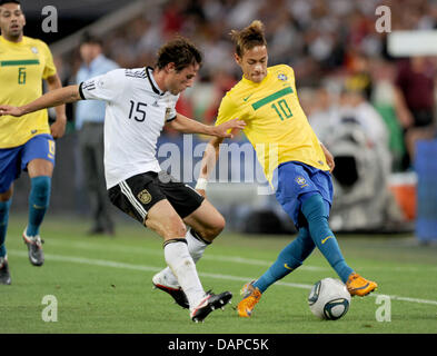 Allemagne's Christian Traesch (L) et du Brésil pour la lutte Neymar pendant leur balle de football match amical international Allemagne contre le Brésil à Mercedes-Benz Arena de Stuttgart, Allemagne, 10 août 2011. Foto : Uli Deck dpa/lsw  + + +(c) afp - Bildfunk + + + Banque D'Images