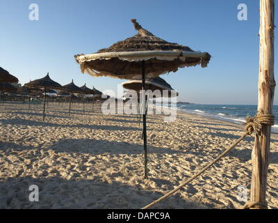 (Dossier) - Un fichier photo datée du 16 janvier 2011 montre une plage vide dans le resort Sousse en Tunisie. Les troubles en Afrique du Nord a causé des pertes pour l'entreprise de tourisme TUI, mais dans les neuf premiers mois de l'exercice la perte consolidée de la société a diminué de 22,7  % à 343,2 millions d'euros, accordning à TUI le 11 août 2011 à Hanovre, en Allemagne. Photo : RAPHAEL THELEN Banque D'Images