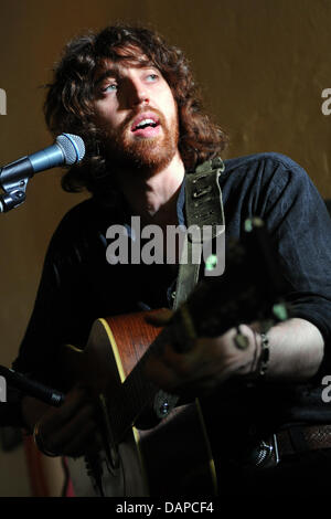 Fichier - une archive photo datée du 11 mai 2011 montre la chanteuse britannique Jonathan Jeremiah, présentant son premier album 'un homme solitaire" Schmueck au Salon de Berlin, Allemagne. Le jeune chanteur est l'un des musiciens dont le son remonte aux années 70. Jonathan Jeremiah's premier CD sera publié le 12 août 2011. Photo : Britta Pedersen Banque D'Images