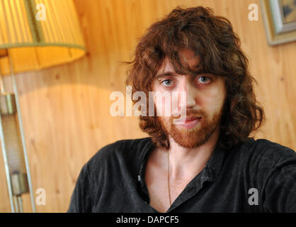 Fichier - une archive photo datée du 11 mai 2011 montre la chanteuse britannique Jonathan Jeremiah, présentant son premier album 'un homme solitaire" Schmueck au Salon de Berlin, Allemagne. Le jeune chanteur est l'un des musiciens dont le son remonte aux années 70. Jonathan Jeremiah's premier CD sera publié le 12 août 2011. Photo : Britta Pedersen Banque D'Images