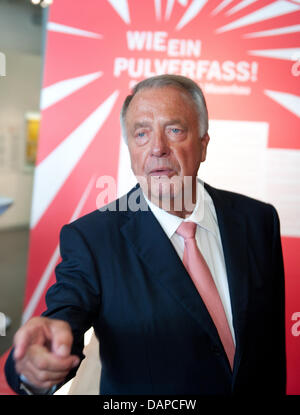 Le ministre d'Etat de la culture, Bernd Neumann ouvre l'exposition spéciale à l'occasion du 50e anniversaire de la construction du mur au Musée des Alliés à Berlin-Zehlendorf, Allemagne, 11 août 2011. Intitulé 'Comme un baril de poudre ! Crise de Berlin et la construction du Mur" l'exposition examine le contexte international de la construction du mur. Photo : JOERG CARSTENSEN Banque D'Images