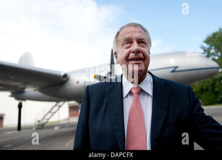 Le ministre d'Etat de la culture, Bernd Neumann arrive pour l'ouverture de l'exposition spéciale à l'occasion du 50e anniversaire de la construction du mur au Musée des Alliés à Berlin-Zehlendorf, Allemagne, 11 août 2011. Intitulé 'Comme un baril de poudre ! Crise de Berlin et la construction du Mur" l'exposition examine le contexte international de la construction du mur. Photo : JOERG CARSTENS Banque D'Images