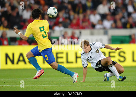 Alexandre Pato du Brésil (L) et de l'allemand Holger Badstuber (R) rivalisent pour la balle durant le match amical de l'Allemagne contre le Brésil à la Mercedes-Benz Arena de Stuttgart, Allemagne, 10 août 2011. Photo : Revierfoto Banque D'Images