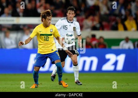 Neymar du Brésil (avant) et de l'Allemand Christian Traesch (Retour) rivalisent pour la balle durant le match amical de l'Allemagne contre le Brésil à la Mercedes-Benz Arena de Stuttgart, Allemagne, 10 août 2011. Photo : Revierfoto Banque D'Images