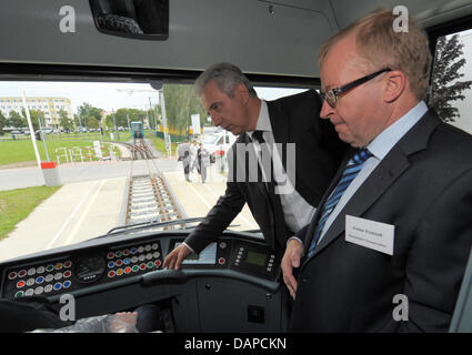 Accompagné par le directeur général, le Volker Eckhoff premier ministre de Saxe Stanislaw Tillich (L) vues un tram de l'fabricant de matériel roulant à l'usine de Bombardier à Bautzen, Allemagne, 11 août 2011. L'usine à Bautzen, produit des tramways pour plus de 20 villes dans le monde entier. Photo : Matthias Hiekel Banque D'Images