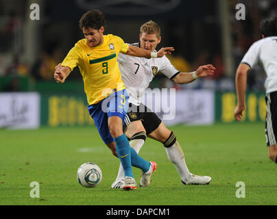 Bastian Schweinsteiger l'Allemagne (R) et Alexandre Pato du Brésil rivalisent pour la balle durant le match amical de l'Allemagne contre le Brésil à la Mercedes-Benz Arena de Stuttgart, Allemagne, 10 août 2011. Photo : Uli Deck Banque D'Images