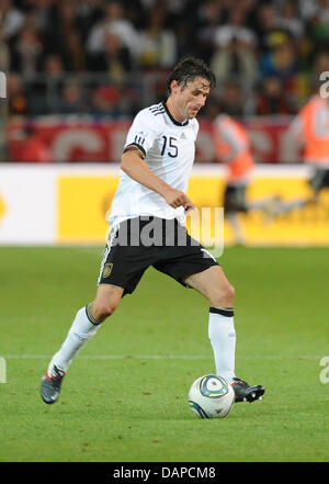 Allemagne's Christian Traesch passe le ballon pendant le match amical de l'Allemagne contre le Brésil à la Mercedes-Benz Arena de Stuttgart, Allemagne, 10 août 2011. Photo : Uli Deck Banque D'Images