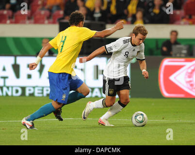 L'Allemagne Mario Goetze et Thiago Silva du Brésil rivalisent pour la balle durant le match amical de l'Allemagne contre le Brésil à la Mercedes-Benz Arena de Stuttgart, Allemagne, 10 août 2011. Photo : Uli Deck Banque D'Images