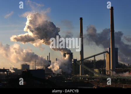 Fichier - une archive photo datée du 08 février 2011 montre de la fumée sortant de la cheminée de l'usine sidérurgique de ThyssenKrupp à Duisburg, en Allemagne. Le groupe sidérurgique ThyssenKrupp présentera ses chiffres du troisième trimestre de l'exercice 2010/2011 le 12 août 2011. Photo : Oliver Berg Banque D'Images