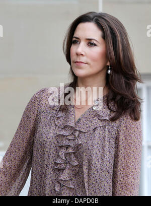 Danish Crown Princess Mary vu au château d'Amalienborg à partir avec son fils pour sa première journée d'école en classe 0 à Tranegaardsskolen à Hellerup, à l'extérieur de Copenhague, 12 août 2011. Prince Christian à l'extérieur avec ses parents le prince héritier Frederik et la princesse Mary avant le départ à l'école. Photo : Albert Nieboer Pays-bas OUT Banque D'Images