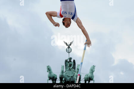 Renaud Lavillenie (la France championne d'Europe du saut à la perche) passe la barre en face de la porte de Brandebourg à Berlin, Allemagne, 12 août 2011. Pour la première fois, l'athlétisme monde et champions d'Europe de l'USA, la France, l'Allemagne et la Russie participent à l'équipe de Défi 'Berlin Berlin fliegt !' (oiseau) en face de la porte de Brandebourg. À l'équipe de conception nouvelle c Banque D'Images