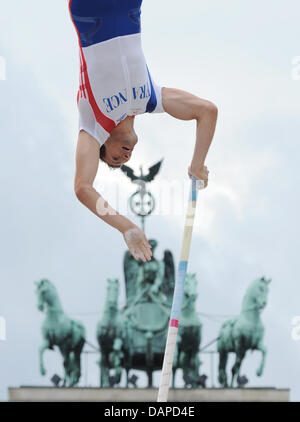 Renaud Lavillenie (la France championne d'Europe du saut à la perche) passe la barre en face de la porte de Brandebourg à Berlin, Allemagne, 12 août 2011. Pour la première fois, l'athlétisme monde et champions d'Europe de l'USA, la France, l'Allemagne et la Russie participent à l'équipe de Défi 'Berlin Berlin fliegt !' (oiseau) en face de la porte de Brandebourg. À l'équipe de conception nouvelle c Banque D'Images