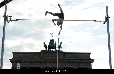 Renaud Lavillenie (la France championne d'Europe du saut à la perche) passe la barre en face de la porte de Brandebourg à Berlin, Allemagne, 12 août 2011. Pour la première fois, l'athlétisme monde et champions d'Europe de l'USA, la France, l'Allemagne et la Russie participent à l'équipe de Défi 'Berlin Berlin fliegt !' (oiseau) en face de la porte de Brandebourg. À l'équipe de conception nouvelle c Banque D'Images