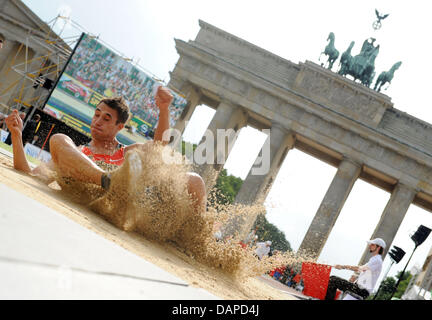 L'Allemagne Sebastian cavalier Bayer s'arrête en face de la porte de Brandebourg à Berlin, Allemagne, 12 août 2011. Pour la première fois, l'athlétisme monde et champions d'Europe de l'USA, la France, l'Allemagne et la Russie participent à l'équipe de Défi 'Berlin Berlin fliegt !' (oiseau) en face de la porte de Brandebourg. À l'équipe de conception nouvelle de la compétition sportive allemande Banque D'Images