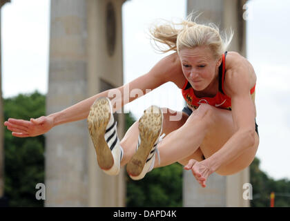 Le cavalier long Bianca Kappler passe devant la porte de Brandebourg à Berlin, Allemagne, 12 août 2011. Pour la première fois, l'athlétisme monde et champions d'Europe de l'USA, la France, l'Allemagne et la Russie participent à l'équipe de Défi 'Berlin Berlin fliegt !' (oiseau) en face de la porte de Brandebourg. À l'équipe de conception nouvelle de la concurrence de l'Athlétisme allemand Banque D'Images