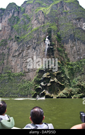 La soi-disant tombe de l'arbre de Noël sont vus dans Canyon du Sumidero sur le fleuve Grijalva à San Cristobal, au Mexique, 16 juillet 2011. Le canyon est l'un des plus connus monuments naturels au Mexique et abrite le parc écologique Amikuu. Photo : Soeren Stache Banque D'Images