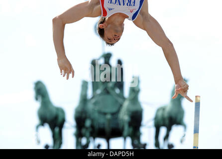 Renaud Lavillenie (la France championne d'Europe du saut à la perche) passe la barre en face de la porte de Brandebourg à Berlin, Allemagne, 12 août 2011. Pour la première fois, l'athlétisme monde et champions d'Europe de l'USA, la France, l'Allemagne et la Russie participent à l'équipe de Défi 'Berlin Berlin fliegt !' (oiseau) en face de la porte de Brandebourg. À l'équipe de conception nouvelle c Banque D'Images