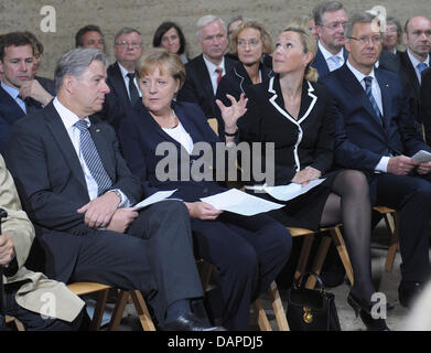 (L-r) : Der regierende Bürgermeister Klaus Wowereit (SPD), Bundeskanzlerin Angela Merkel (CDU), Bundespräsident Christian Wulff und seine Frau Bettina nehmen am Samstag (13.08.2011) während der Gedenkveranstaltung "50. Jahrestag des Mauerbaus» 1961 auf dem Gelände der Mauergedenkstätte an der Bernauer Straße à Berlin une einem Gedenkgottesdienst in der Versöhnungskirche teil. Anläss Banque D'Images