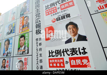 Kyoto, Japon. 17 juillet, 2013. Les politiciens au Japon entre les derniers jours de la campagne à venir de la chambre haute du Dimanche des élections. Dirigé par le premier ministre Shinzo Abe (photo de droite), le Parti démocratique libéral (avec partenaire de coalition Nouveau Komei) devrait marquer une grande victoire. Crédit : Trevor Mogg / Alamy Live News Banque D'Images