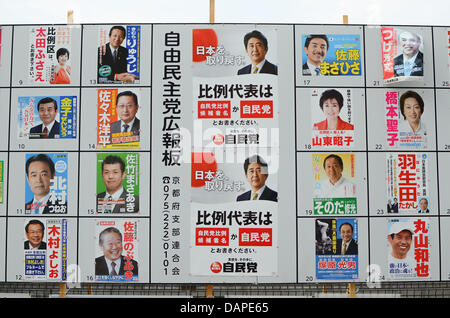 Kyoto, Japon. 17 juillet, 2013. Les politiciens au Japon entre les derniers jours de la campagne à venir de la chambre haute du Dimanche des élections. Dirigé par le premier ministre Shinzo Abe (photo au centre), le parti libéral démocrate (avec partenaire de coalition Nouveau Komei) devrait marquer une grande victoire. Crédit : Trevor Mogg / Alamy Live News Banque D'Images